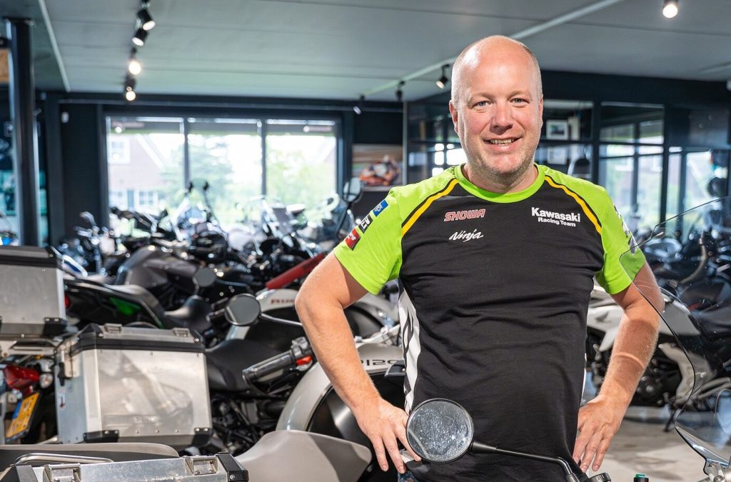 Duco in de showroom van Friese Motorexperts