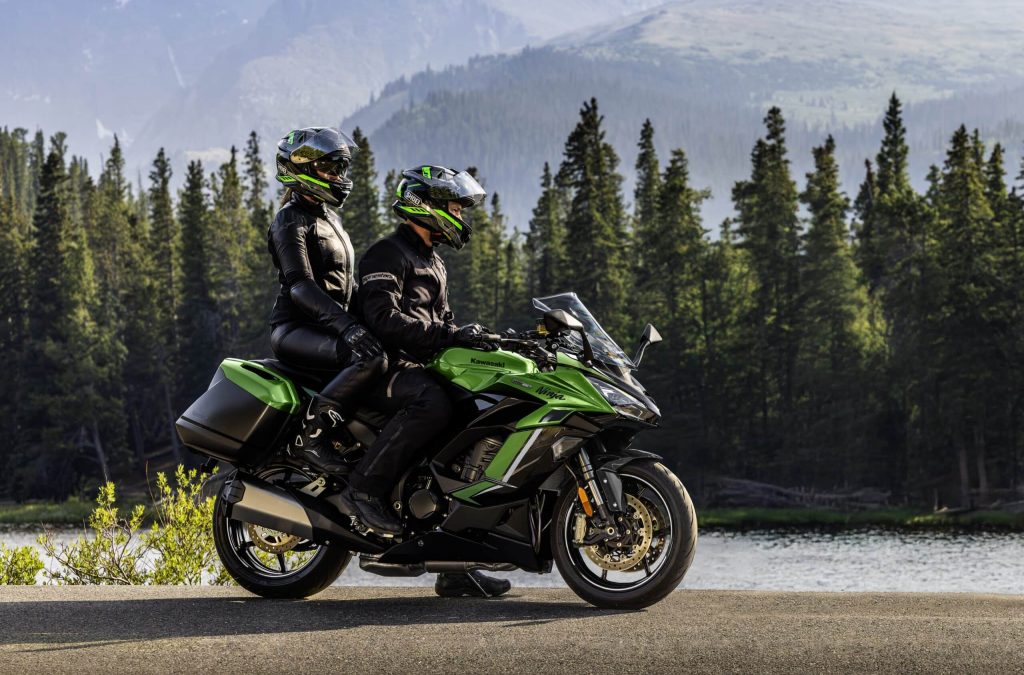 27MY_Ninja1100SX_SE_Action (1)